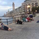 Un altro gruppo di fitness ha invece il suo �quartier generale� in largo Giannella: �la rotonda� situata sul lungomare Araldo di Crollalanza, di fronte al quartiere Madonnella. �Prima per� ci riscaldiamo con una corsa o una camminata spedita dirigendoci verso la spiaggia di Pane e Pomodoro � afferma il giovane istruttore Luigi Lavermicocca -. Infine torniamo alla "base", svolgendo esercizi a corpo libero�
